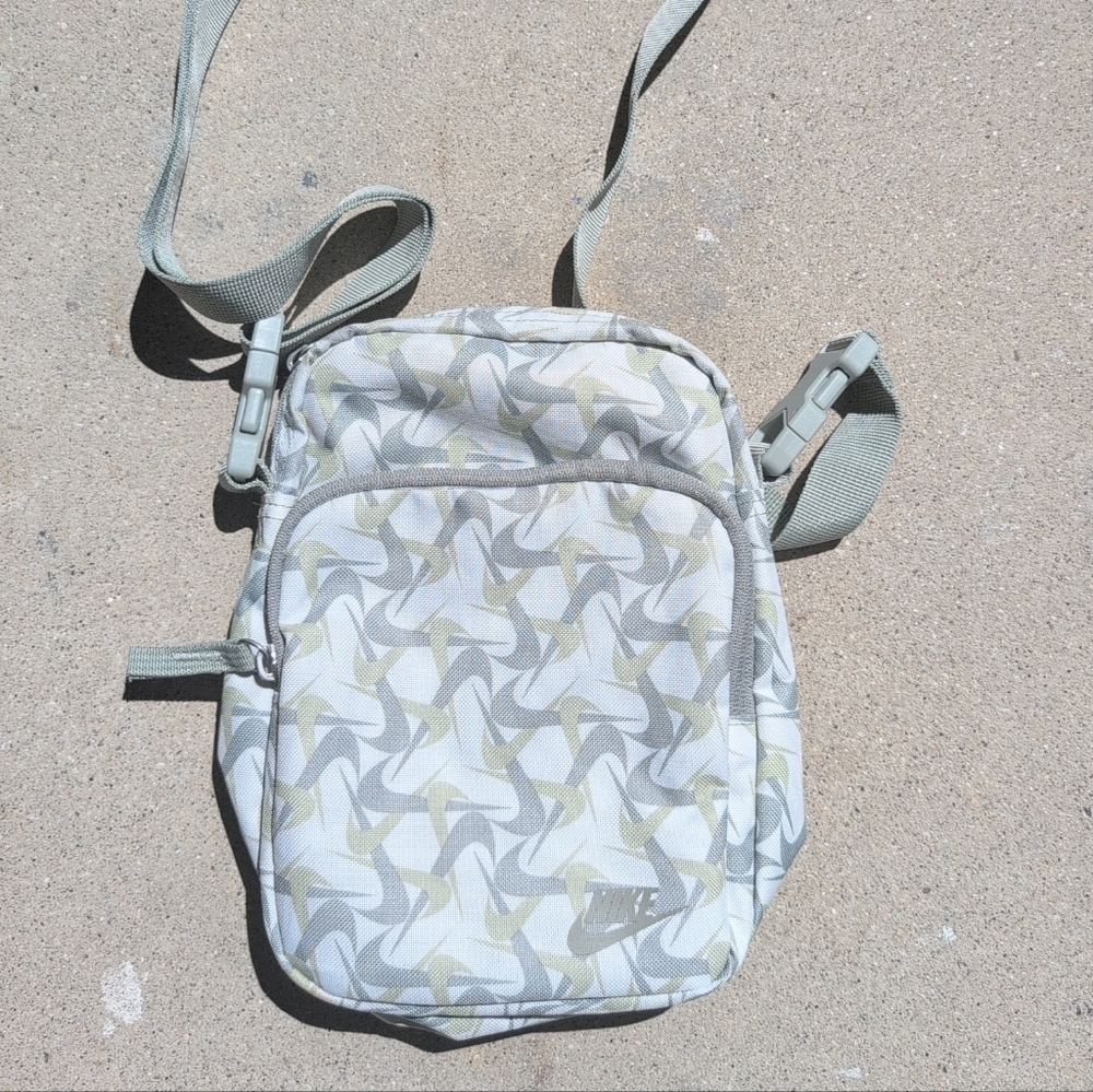 Nike Heritage Cross-Body Bag (4L) NWOT